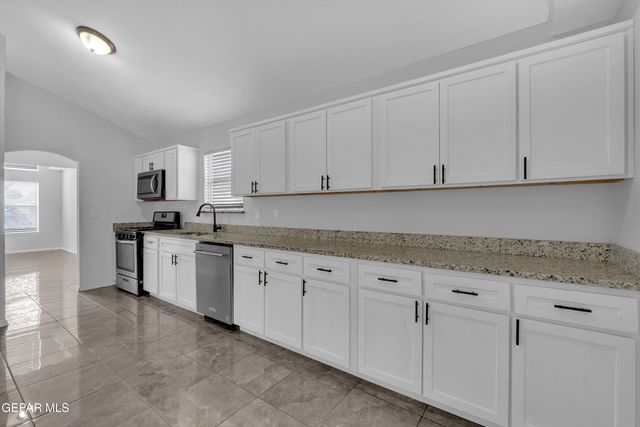 10400 Valle Koki Drive Drive, Socorro, TX 79927