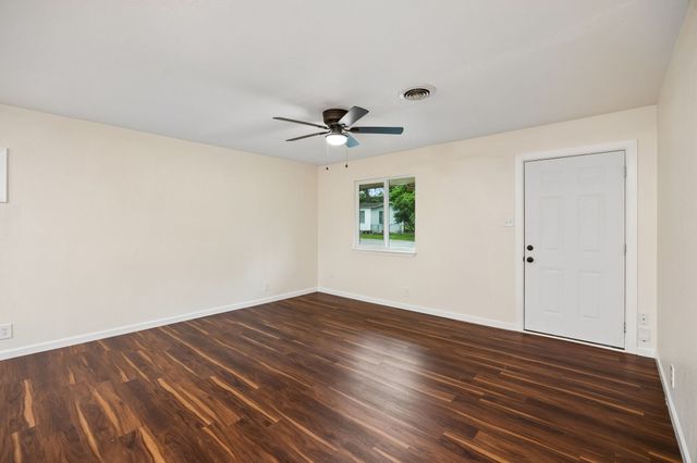 7705 Navajo Trail 7705, Lake Worth, TX 76135