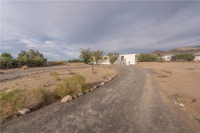 3833 W Burro Drive, Golden Valley, AZ 86413