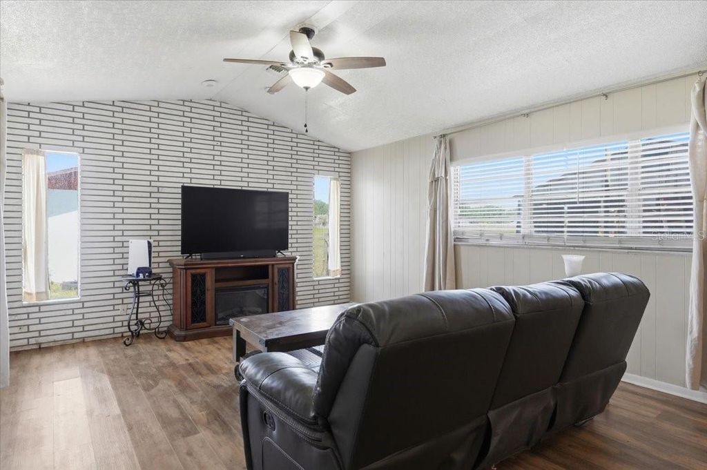 Image 6 of property listing at 303 KARPPE ROAD, Plant City, FL 33567