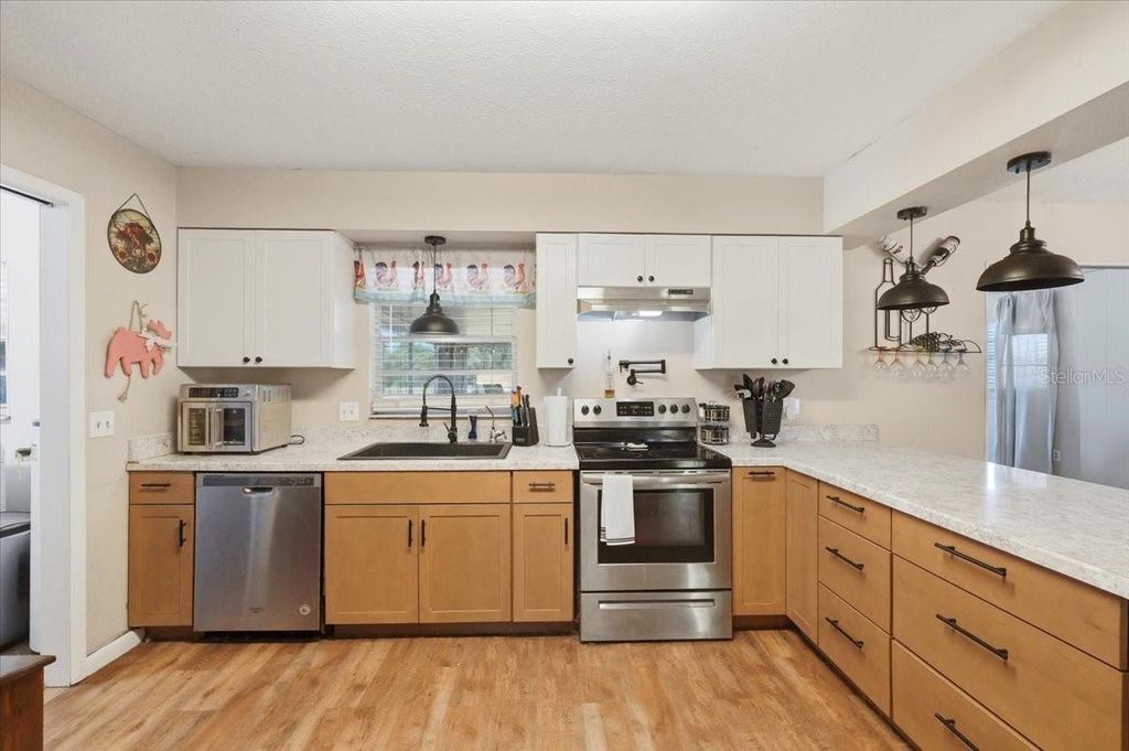 Image 7 of property listing at 303 KARPPE ROAD, Plant City, FL 33567