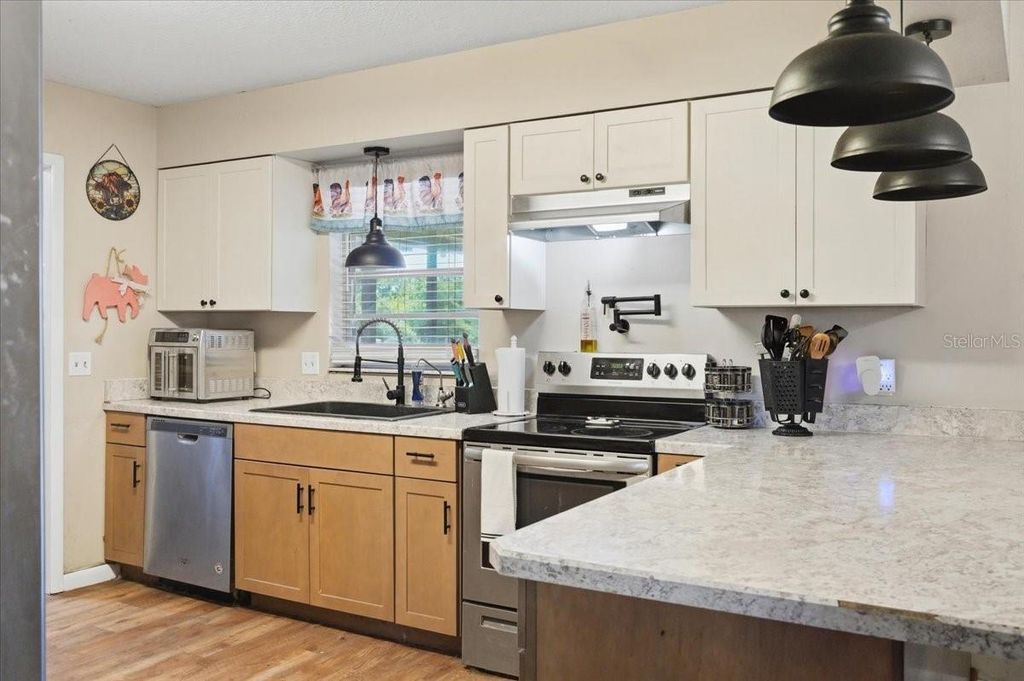 Image 9 of property listing at 303 KARPPE ROAD, Plant City, FL 33567
