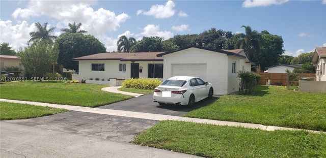 8320 NW 24th Ct, Pembroke Pines, FL 33024