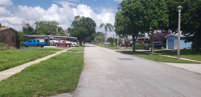 8320 NW 24th Ct, Pembroke Pines, FL 33024