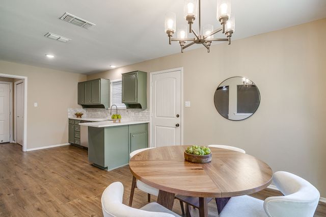 105 Lakeway Drive, Benbrook, TX 76126