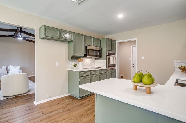 105 Lakeway Drive, Benbrook, TX 76126