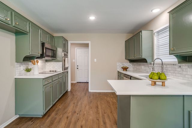 105 Lakeway Drive, Benbrook, TX 76126