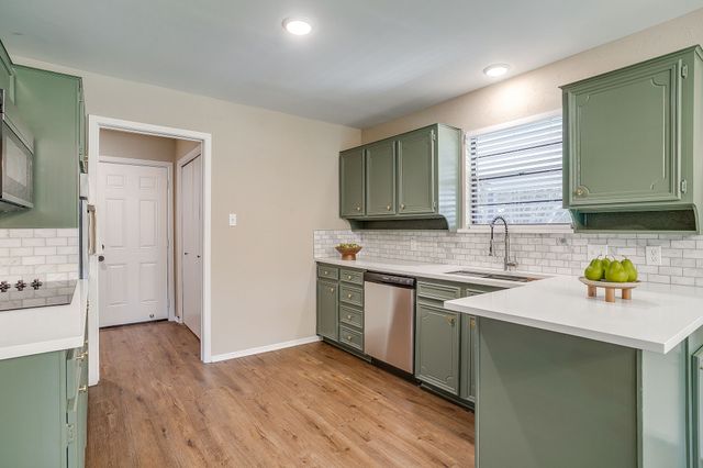 105 Lakeway Drive, Benbrook, TX 76126