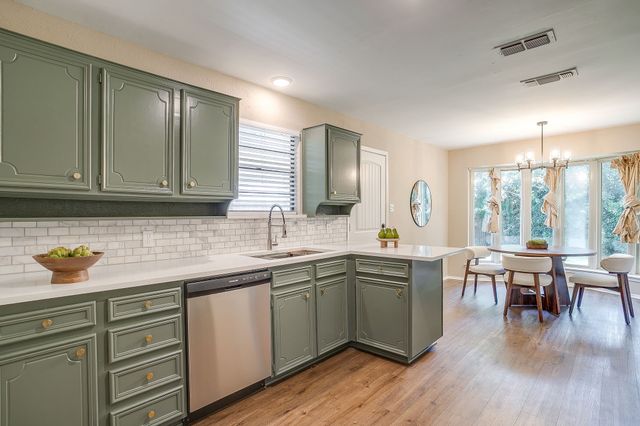 105 Lakeway Drive, Benbrook, TX 76126