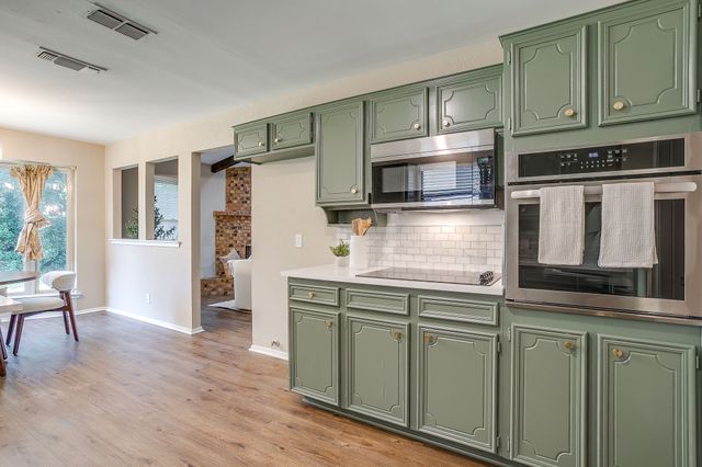 105 Lakeway Drive, Benbrook, TX 76126