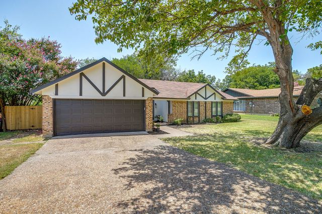 105 Lakeway Drive, Benbrook, TX 76126
