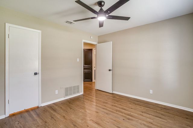 105 Lakeway Drive, Benbrook, TX 76126