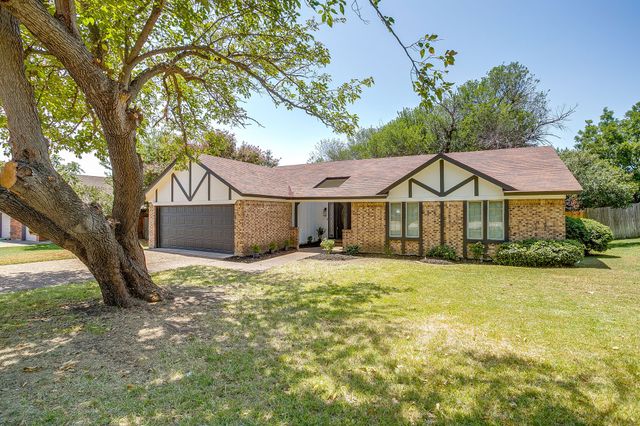105 Lakeway Drive, Benbrook, TX 76126