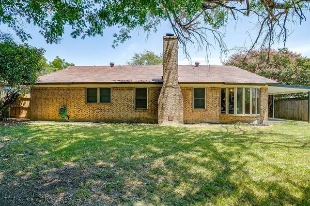 105 Lakeway Drive, Benbrook, TX 76126