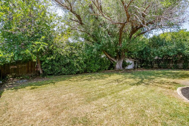 105 Lakeway Drive, Benbrook, TX 76126