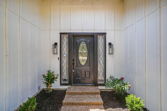 105 Lakeway Drive, Benbrook, TX 76126