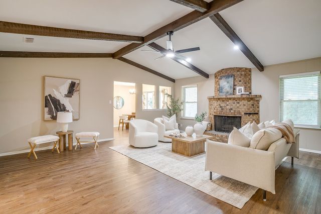105 Lakeway Drive, Benbrook, TX 76126