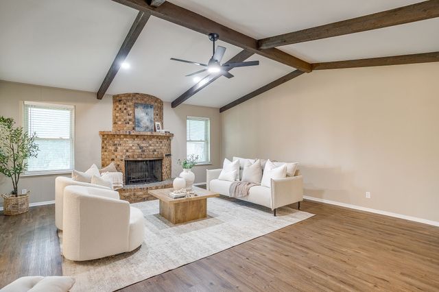 105 Lakeway Drive, Benbrook, TX 76126
