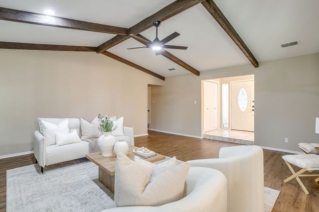 105 Lakeway Drive, Benbrook, TX 76126