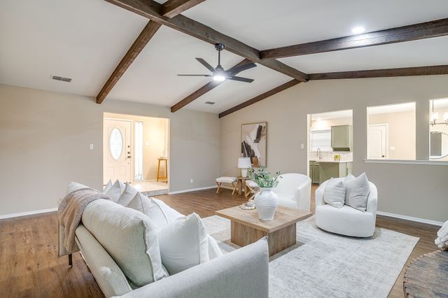 105 Lakeway Drive, Benbrook, TX 76126