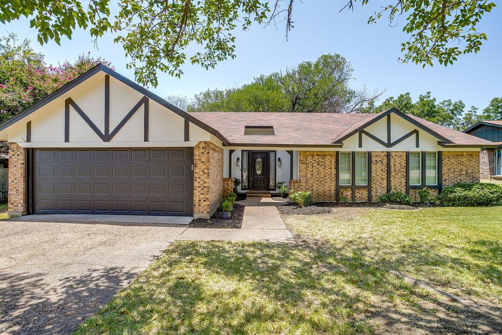 105 Lakeway Drive, Benbrook, TX 76126