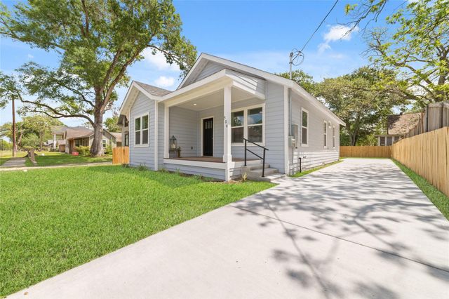 504 N Lake Avenue, Eagle Lake, TX 77434