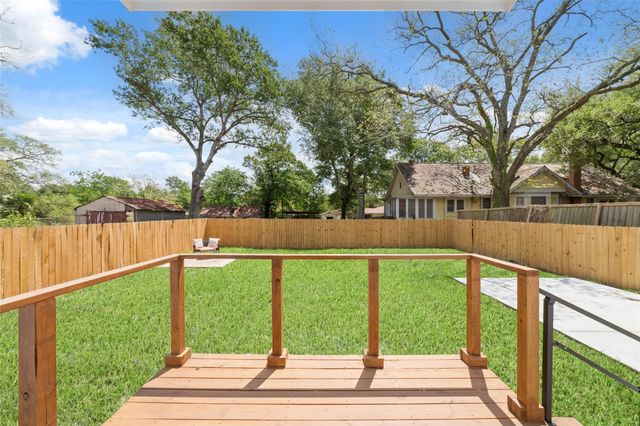 504 N Lake Avenue, Eagle Lake, TX 77434