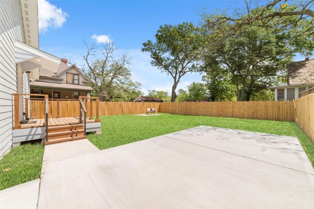 504 N Lake Avenue, Eagle Lake, TX 77434