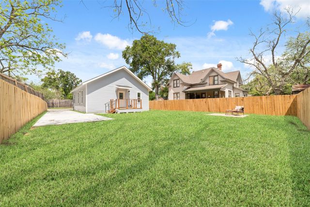 504 N Lake Avenue, Eagle Lake, TX 77434