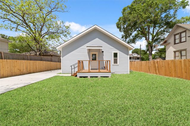 504 N Lake Avenue, Eagle Lake, TX 77434