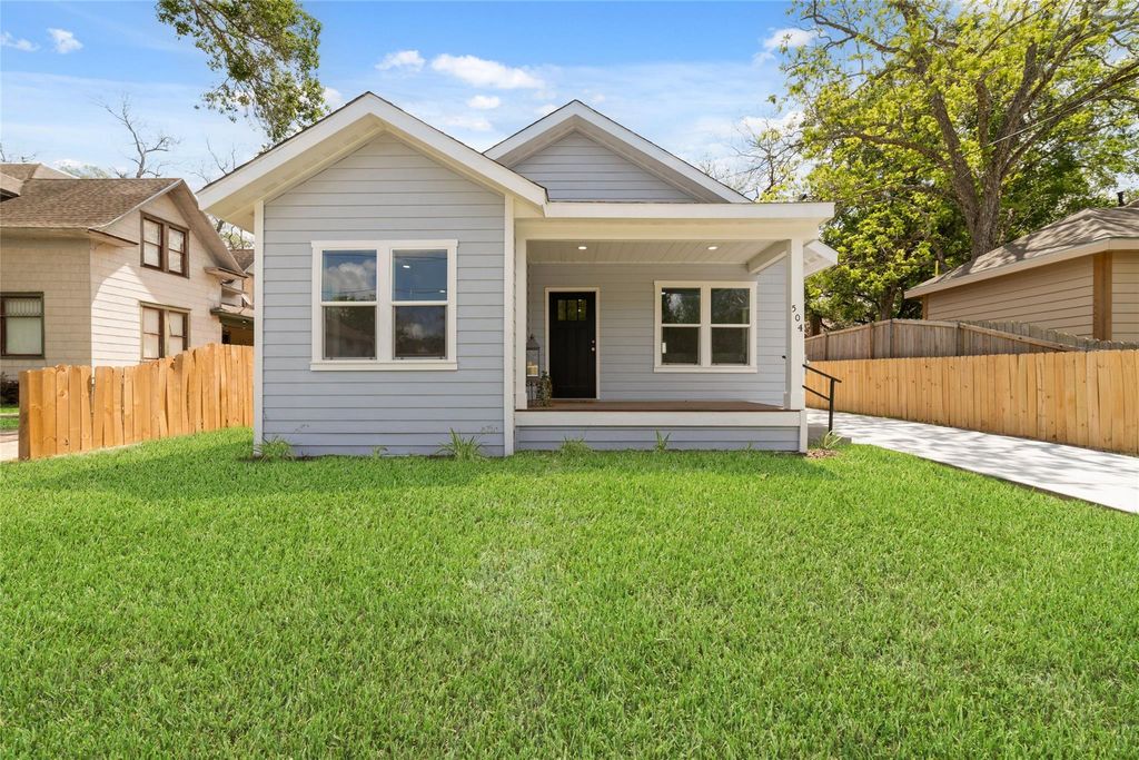 504 N Lake Avenue, Eagle Lake, TX 77434