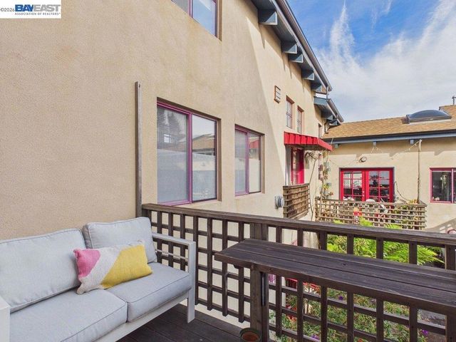 2932 Filbert St 2, Oakland, CA 94608