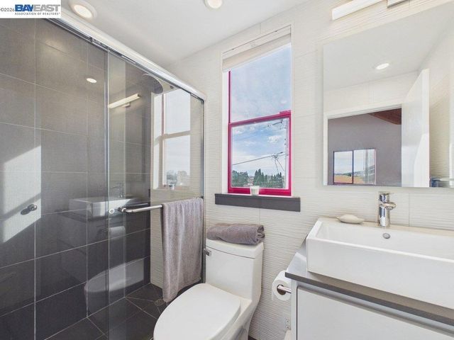 2932 Filbert St 2, Oakland, CA 94608