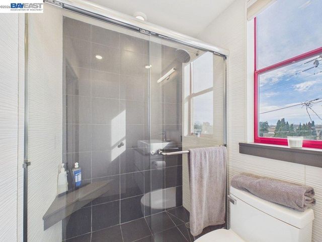 2932 Filbert St 2, Oakland, CA 94608