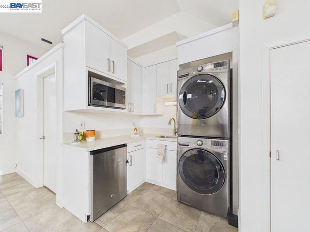 2932 Filbert St 2, Oakland, CA 94608