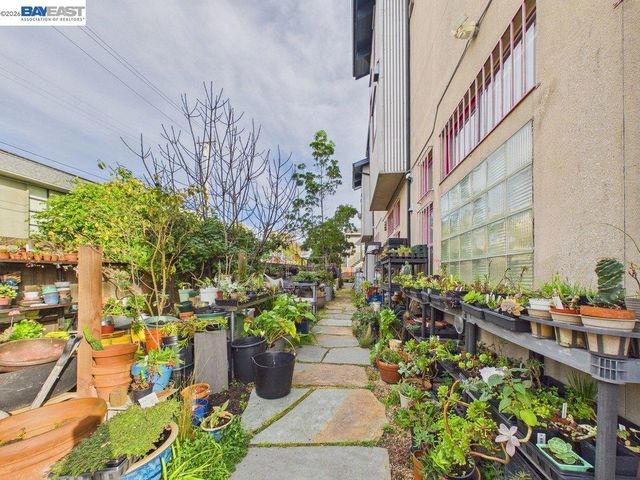 2932 Filbert St 2, Oakland, CA 94608