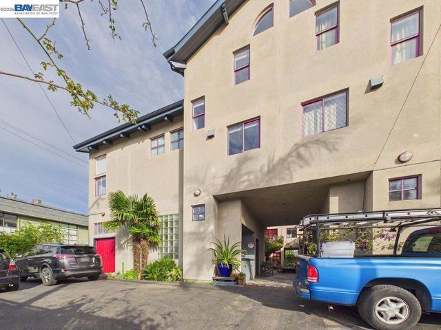 2932 Filbert St 2, Oakland, CA 94608