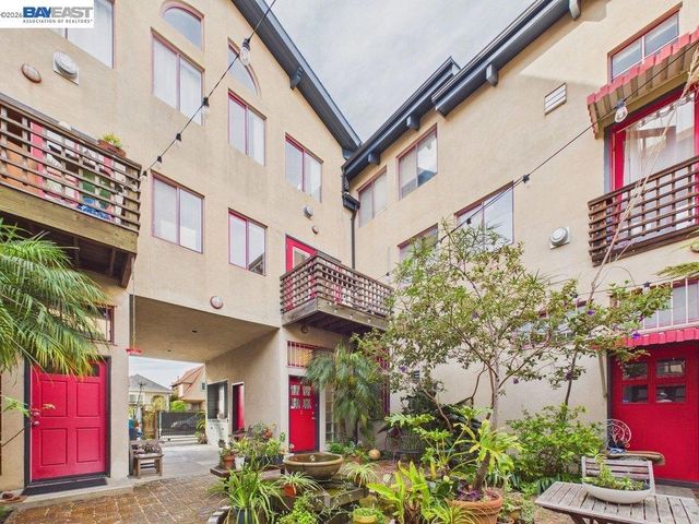2932 Filbert St 2, Oakland, CA 94608