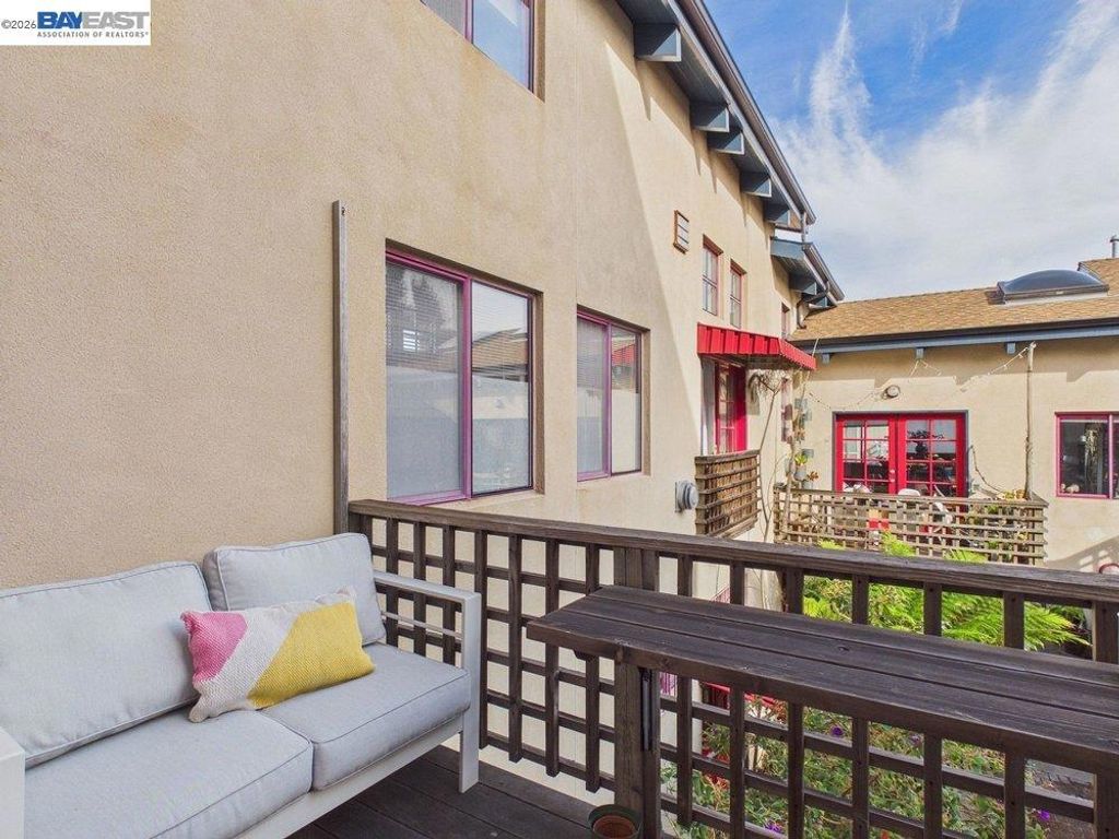 Image 11 of property listing at 2932 Filbert St 2, Oakland, CA 94608