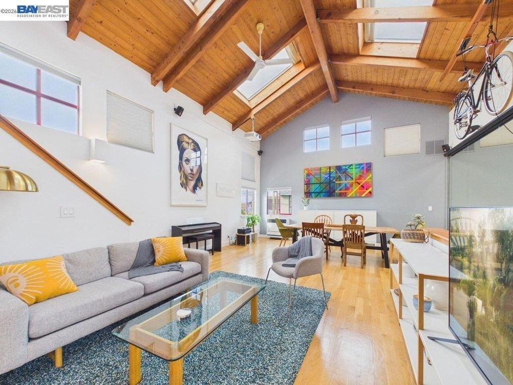 Image 2 of property listing at 2932 Filbert St 2, Oakland, CA 94608