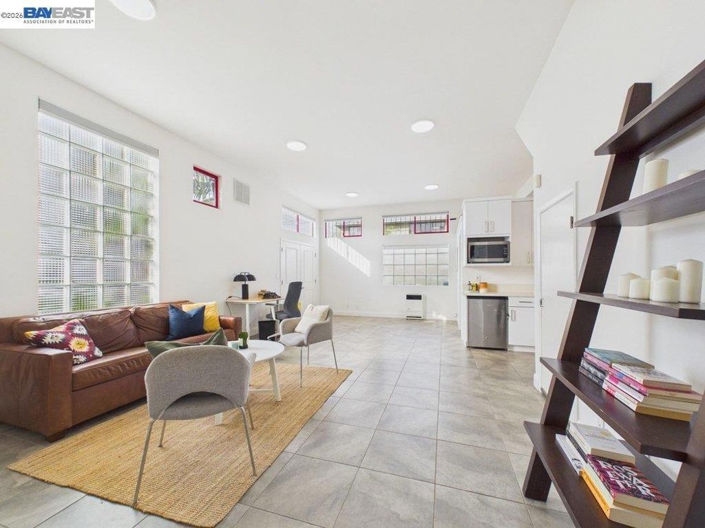Image 24 of property listing at 2932 Filbert St 2, Oakland, CA 94608