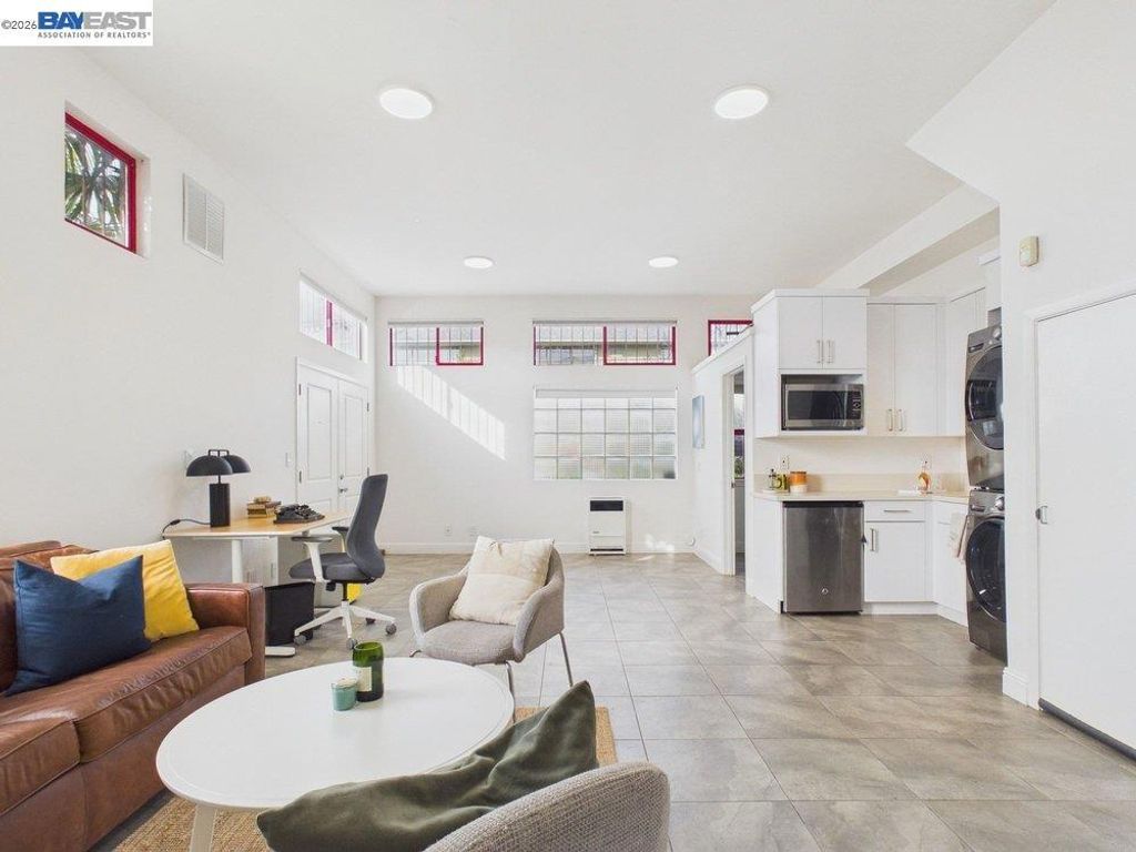Image 25 of property listing at 2932 Filbert St 2, Oakland, CA 94608