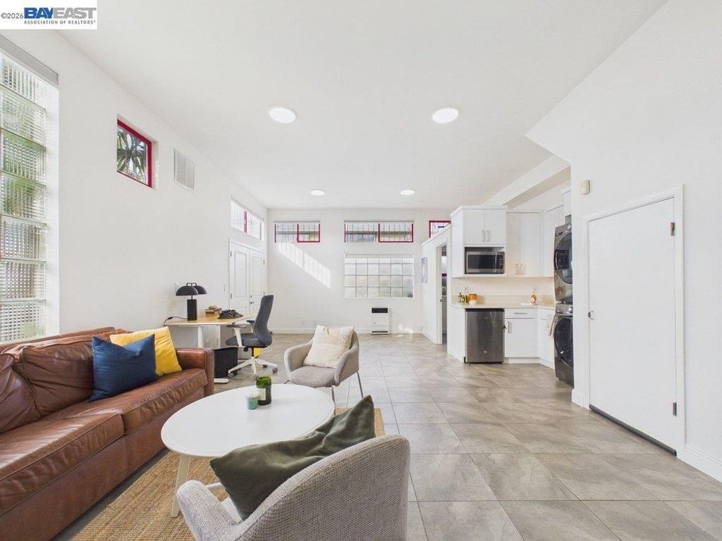 Image 26 of property listing at 2932 Filbert St 2, Oakland, CA 94608
