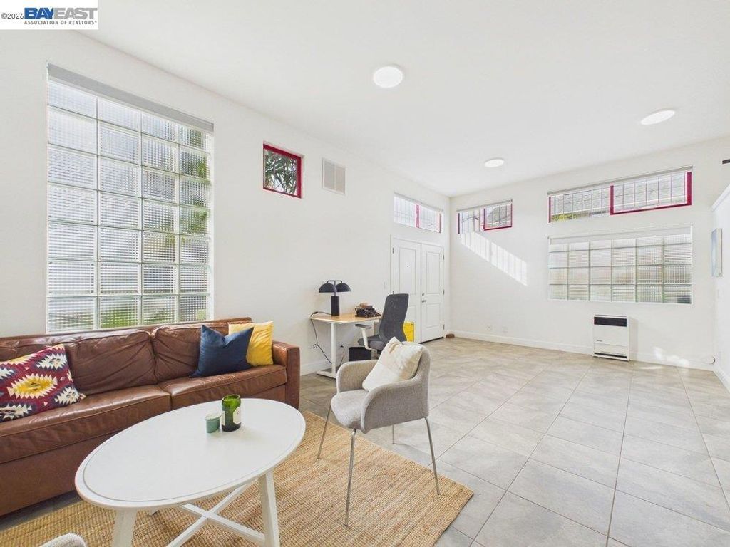 Image 27 of property listing at 2932 Filbert St 2, Oakland, CA 94608