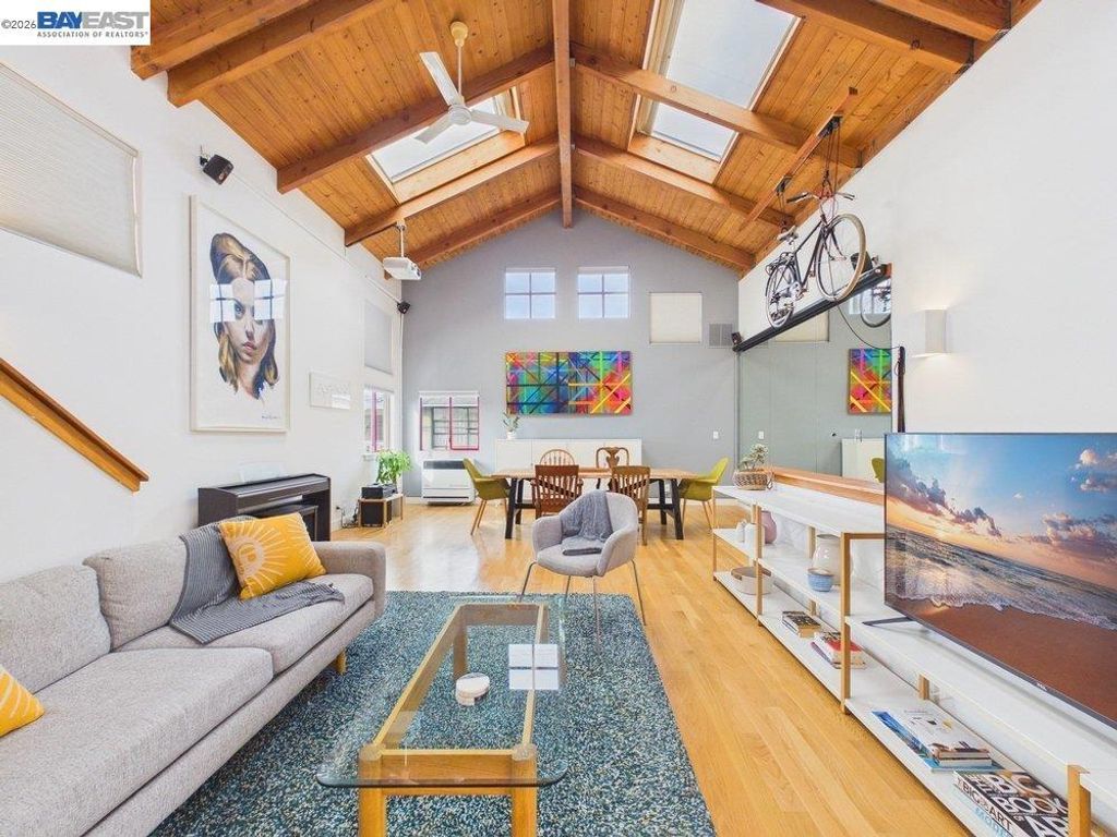 Image 3 of property listing at 2932 Filbert St 2, Oakland, CA 94608