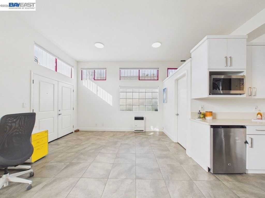 Image 30 of property listing at 2932 Filbert St 2, Oakland, CA 94608