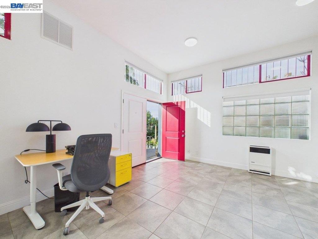 Image 31 of property listing at 2932 Filbert St 2, Oakland, CA 94608