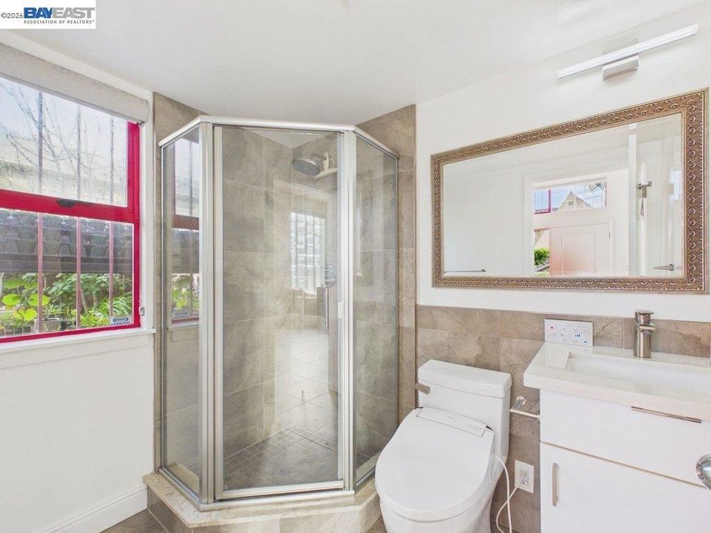Image 33 of property listing at 2932 Filbert St 2, Oakland, CA 94608