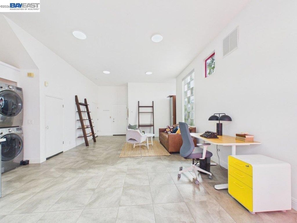 Image 34 of property listing at 2932 Filbert St 2, Oakland, CA 94608