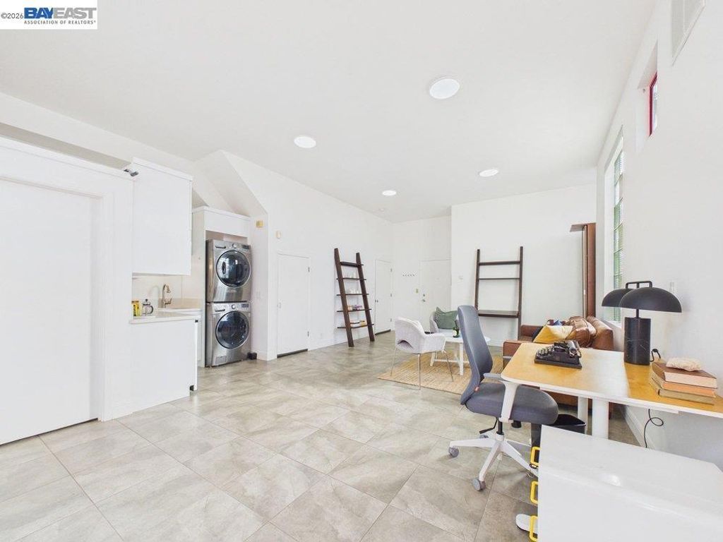 Image 35 of property listing at 2932 Filbert St 2, Oakland, CA 94608